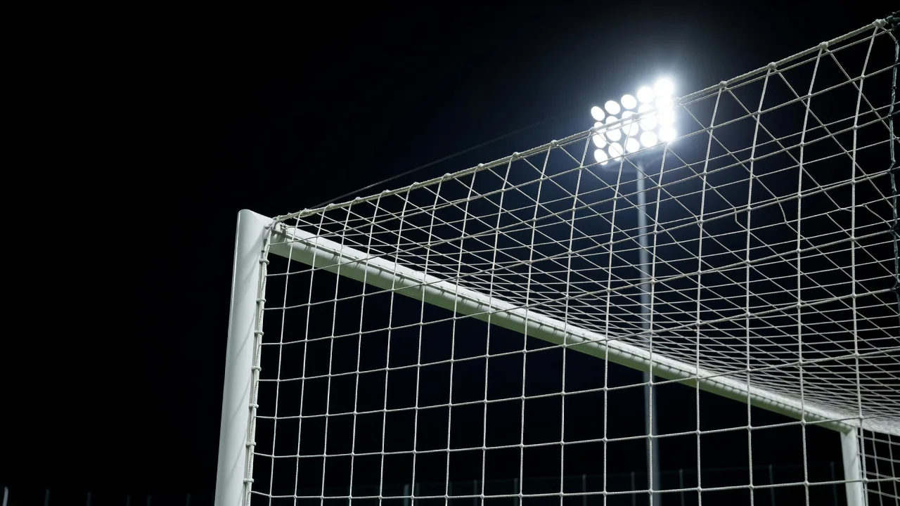 Rede de gol iluminada vista de perto em noite de partida