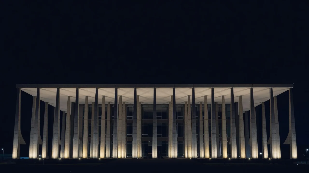 Fachada de prédio governamental iluminada à noite em Brasília